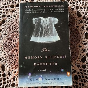 The Memory Keepers Daughter. A softcover novel by Kim Edwards